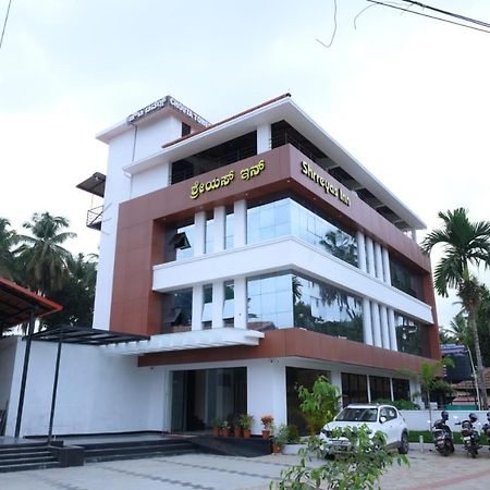 Shrreyas Inn Boarding & Lodging กุนดาปูร์ ภายนอก รูปภาพ
