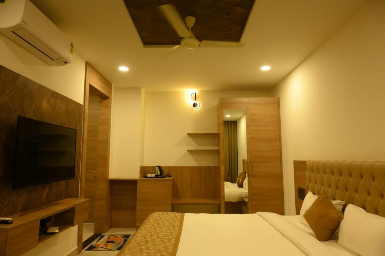 Shrreyas Inn Boarding & Lodging กุนดาปูร์ ภายนอก รูปภาพ