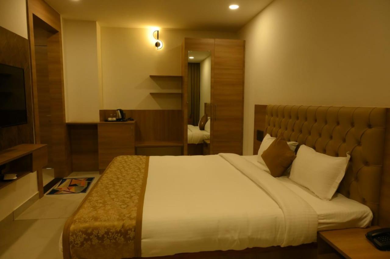 Shrreyas Inn Boarding & Lodging กุนดาปูร์ ภายนอก รูปภาพ