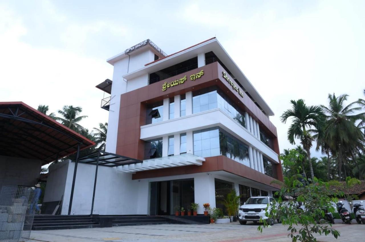 Shrreyas Inn Boarding & Lodging กุนดาปูร์ ภายนอก รูปภาพ