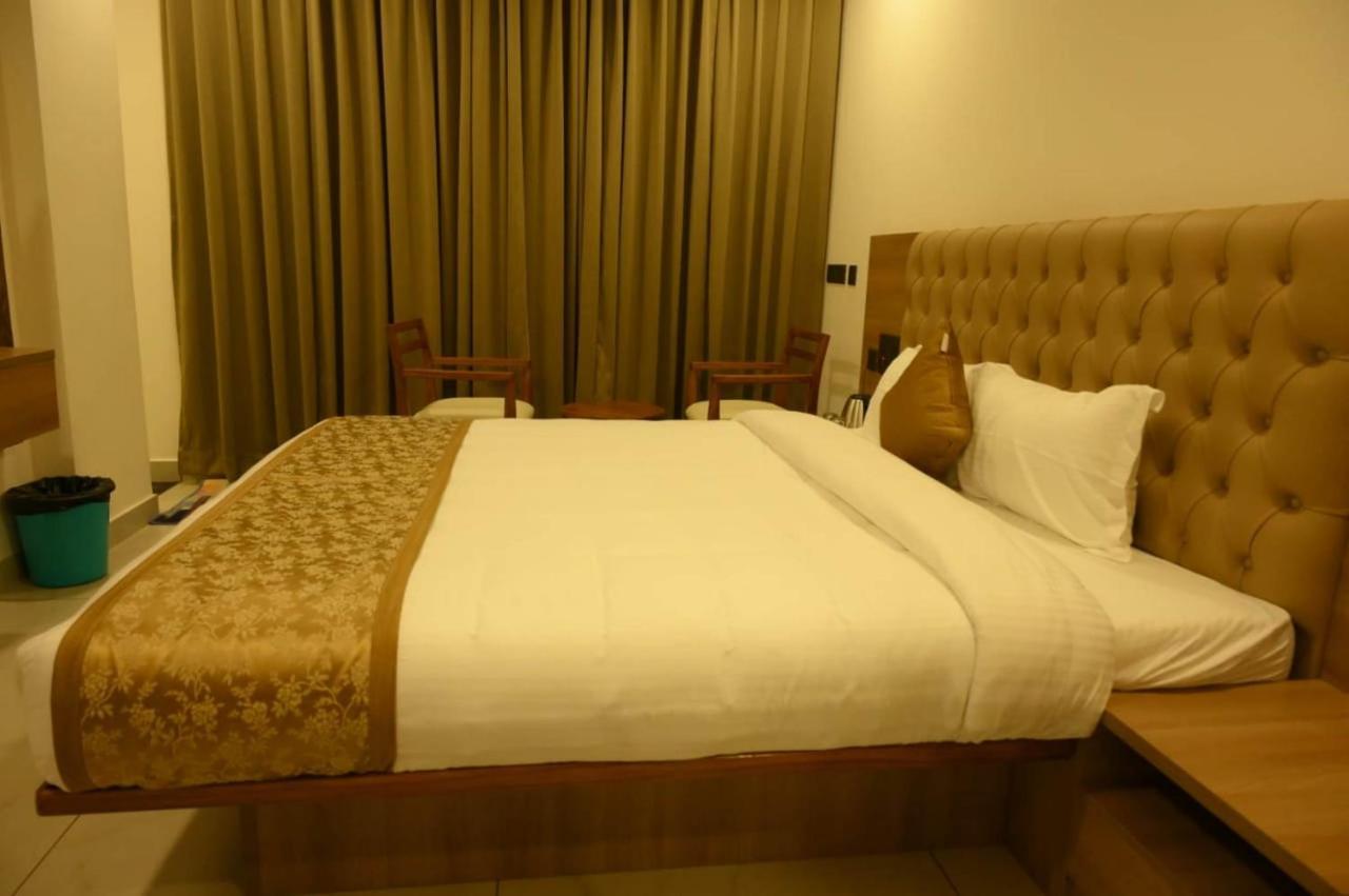 Shrreyas Inn Boarding & Lodging กุนดาปูร์ ภายนอก รูปภาพ