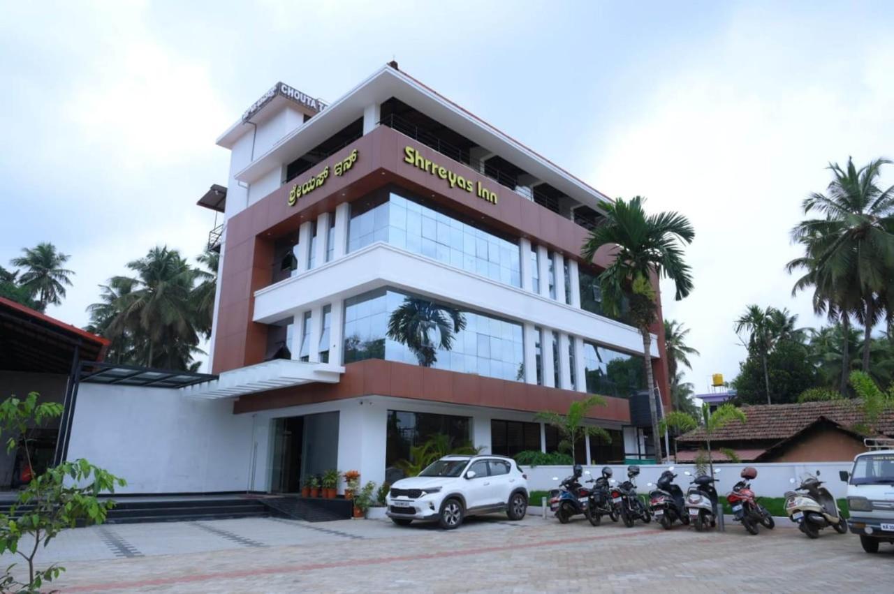 Shrreyas Inn Boarding & Lodging กุนดาปูร์ ภายนอก รูปภาพ