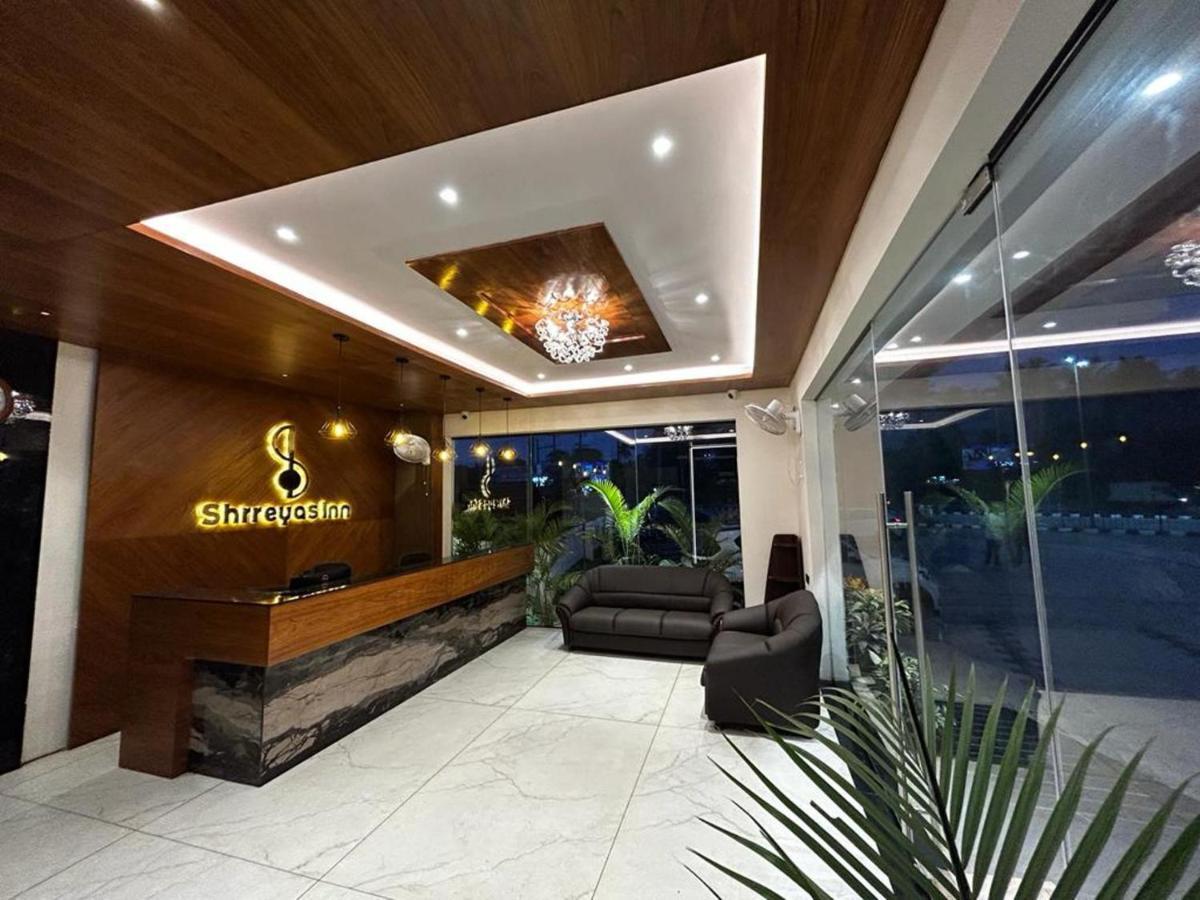 Shrreyas Inn Boarding & Lodging กุนดาปูร์ ภายนอก รูปภาพ