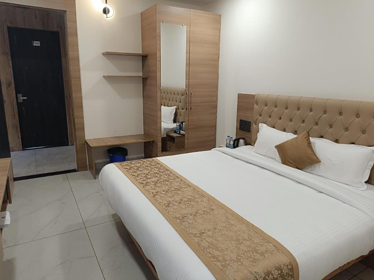 Shrreyas Inn Boarding & Lodging กุนดาปูร์ ภายนอก รูปภาพ