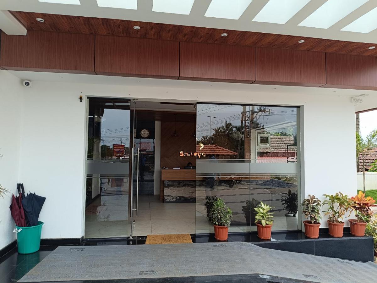 Shrreyas Inn Boarding & Lodging กุนดาปูร์ ภายนอก รูปภาพ
