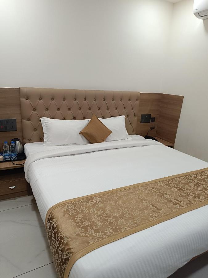 Shrreyas Inn Boarding & Lodging กุนดาปูร์ ภายนอก รูปภาพ